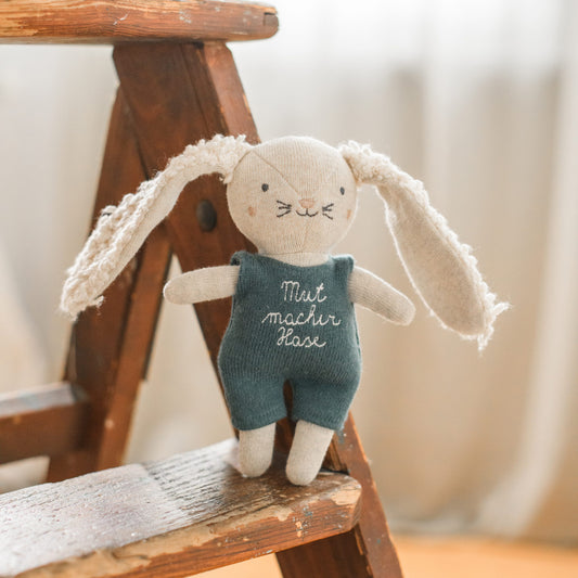 Mutmacher-Hase mit blauem Anzug Kuscheltier