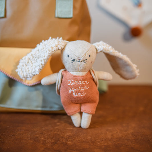 Hase „Kindergartenkind“ mit Rucksack und lachsfarbenem Anzug Kuscheltier