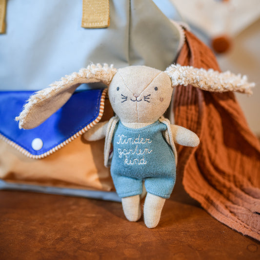 Hase „Kindergartenkind“ mit Rucksack und Anzug in hellblau Kuscheltier