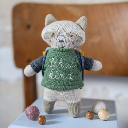 Waschbär „Schulkind“ mit Schulranzen und Shirt in grün/blau Kuscheltier