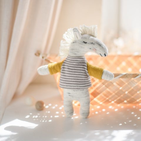 Mini-Kuscheltier Pferd mit gestreiftem Shirt und Ärmeln in Goldton, Höhe ca. 12 cm