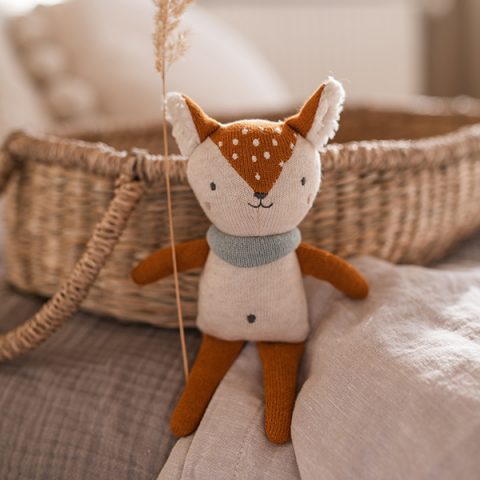 Babyrassel Reh mit Halstuch, rehbraun