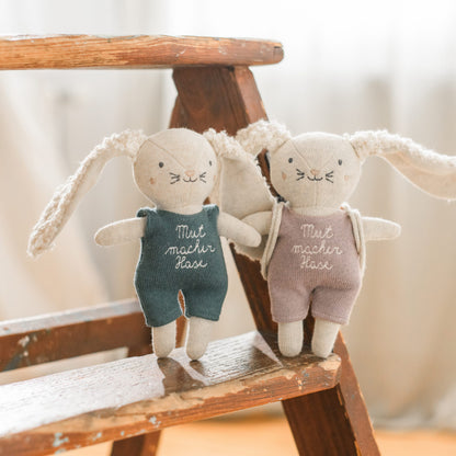 Mutmacher-Hase mit blauem Anzug Kuscheltier