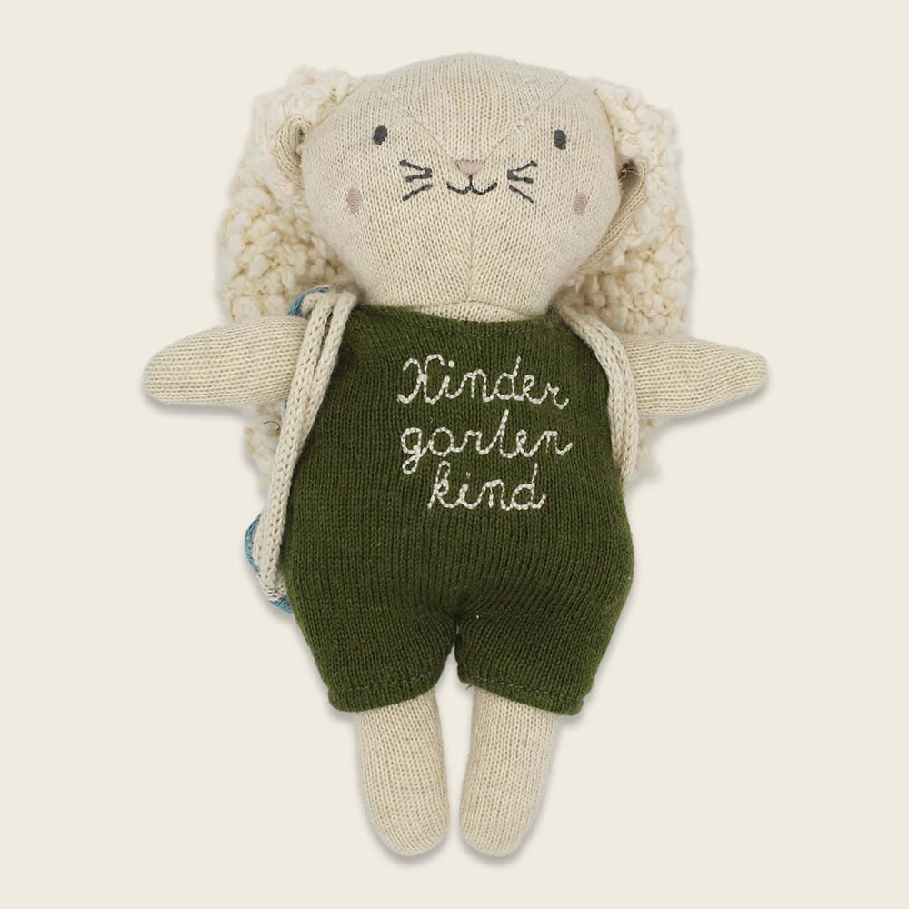 Hase „Kindergartenkind“ mit Rucksack und Anzug in oliv Kuscheltier