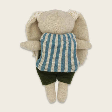 Hase „Kindergartenkind“ mit Rucksack und Anzug in oliv Kuscheltier