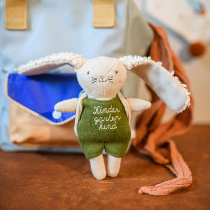 Hase „Kindergartenkind“ mit Rucksack und Anzug in oliv Kuscheltier