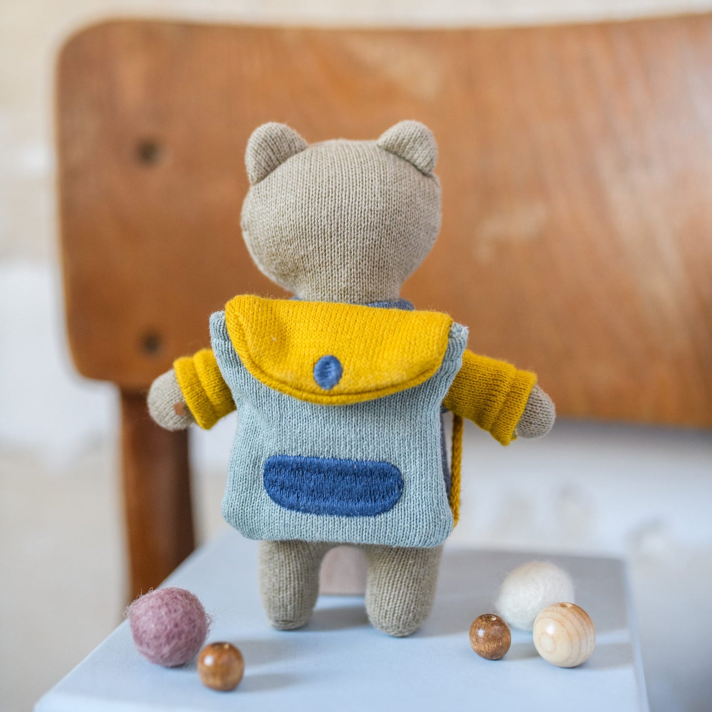 Bär „Schulkind“ mit Schulranzen und Shirt in blau/gelb Kuscheltier